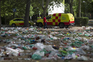 Restos del macro botellón celebrado ayer en Ciudad Universitaria