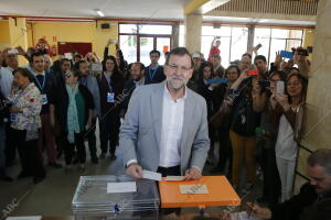 En la imagen, Mariano Rajoy y su esposa Elvira durante las votaciones