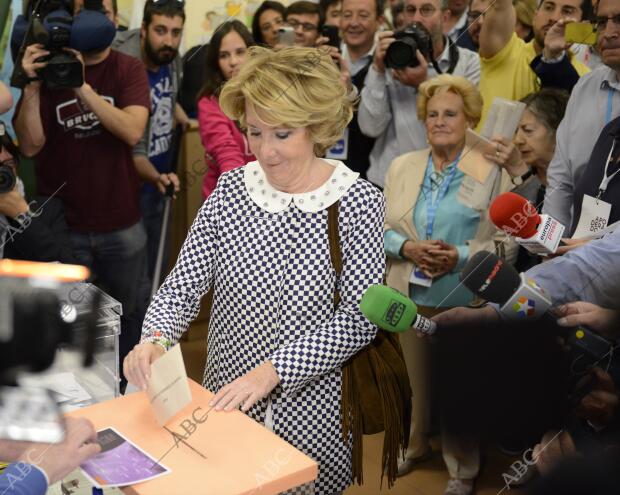 En la imagen, Esperanza Aguirre votando