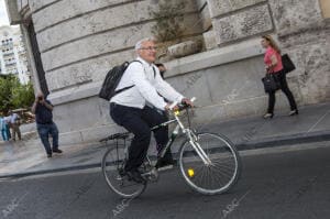 Joan Ribó, alcalde de Valencia, sale en bicicleta del Ayuntamiento