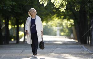 La alcaldesa de Madrid Manuela Carmena se dirige al Ayuntamiento en Metro y...