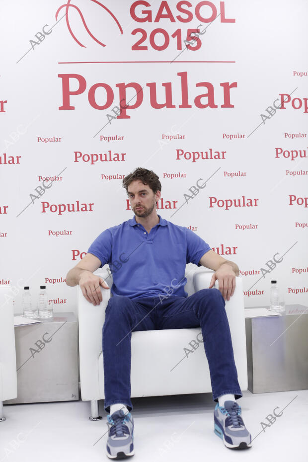 Rueda de prensa de Pau Gasol, en la imagen con Ángel Ron presidente del Banco...