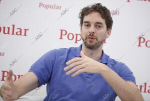 Rueda de prensa de Pau Gasol, en la imagen con Ángel Ron presidente del Banco...