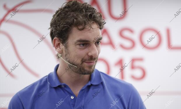 Rueda de prensa de Pau Gasol, en la imagen con Ángel Ron presidente del Banco...