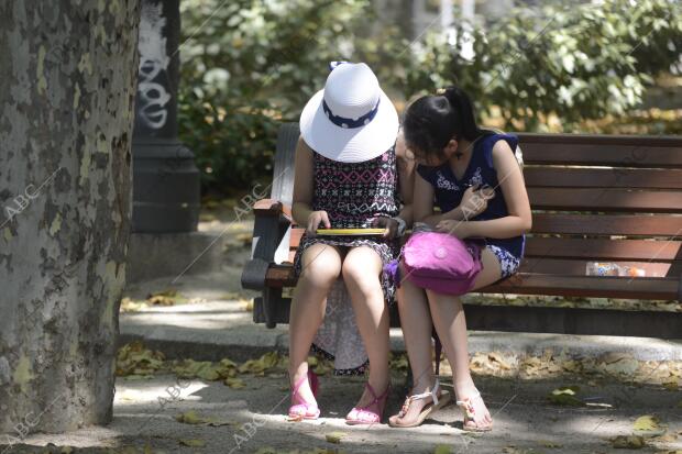 En la imagen dos chicas descansan a la sombra