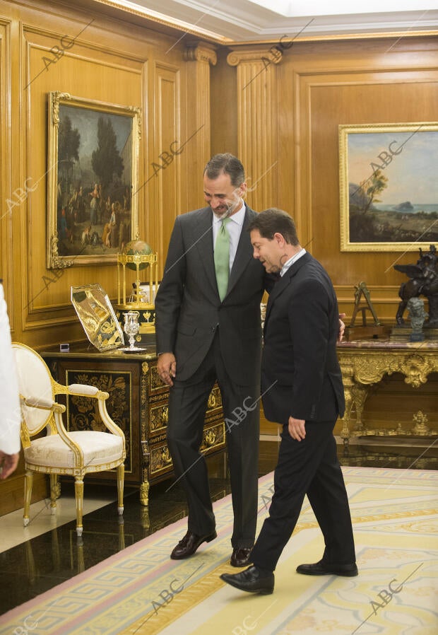 El Rey Felipe VI recibe en audiencia al presidente de Castilla la Mancha...