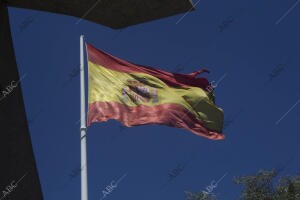 La bandera de España en la plaza de Colón en mal estado, es sustituida por una...