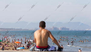 Calor y altas temperaturas en la playa de la Malvarrosa