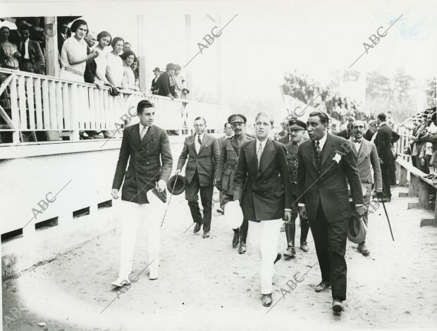 S.M. el Príncipe de Asturias (1) y el Infante D. Jaime (2) al llegar al campo de...