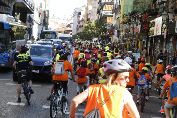 En la imagen, la alcaldesa Manuela Carmena paseando en bicicleta por la Gran Vía