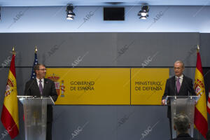 Rueda de prensa del Ministro de Defensa Pedro Morenés y el secretario de Defensa...