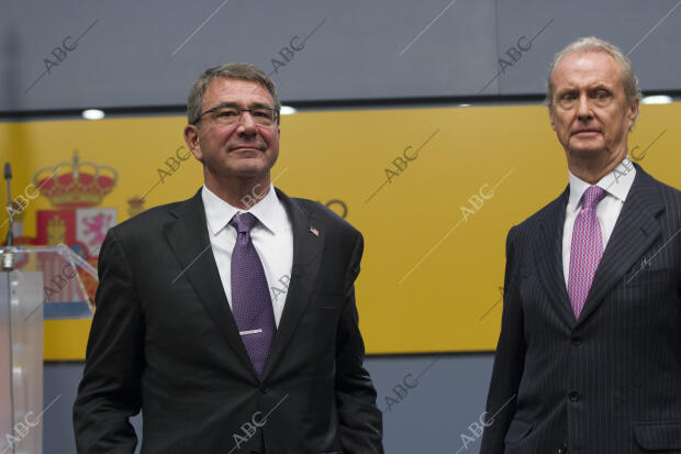 Rueda de prensa del Ministro de Defensa Pedro Morenés y el secretario de Defensa...