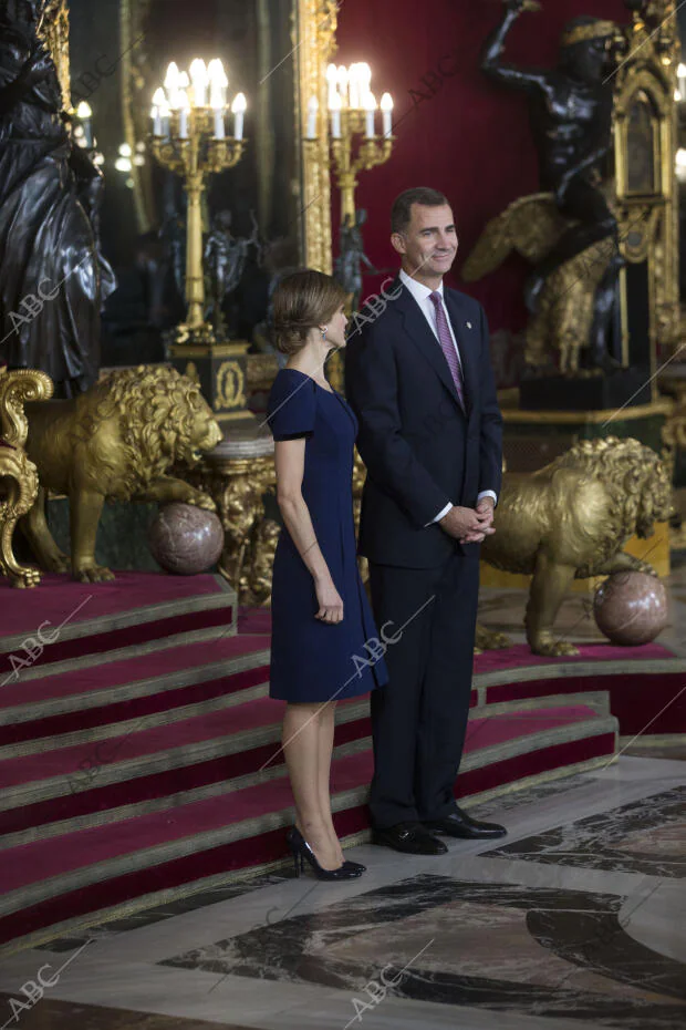 Recepción Oficial Ofrecida En El Palacio Real Ofrecido Por Los Reyes ...