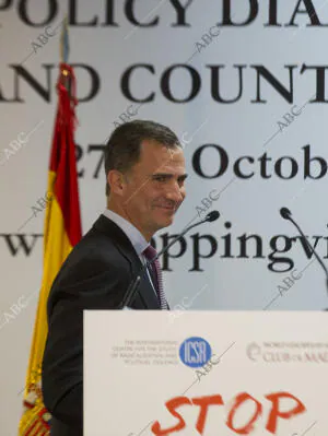 El Rey Felipe VI, junto al ministro de Interior Jorge Fernández Díaz y la...