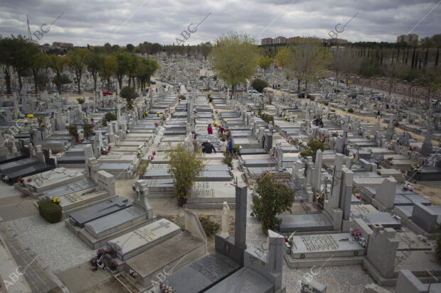 El cementerio de la Almudena en el día de Todos los Santos