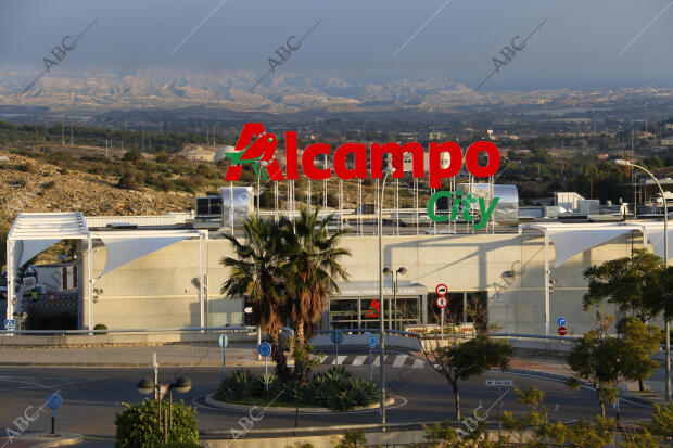 El nuevo centro, que opera bajo el nombre de Alcampo City, que contará con una...