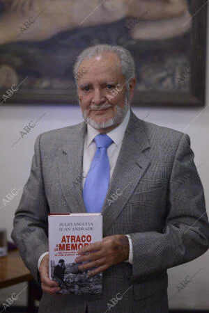 Entrevista a Julio Anguita por la presentación de su nuevo libro, «Atraco a la...