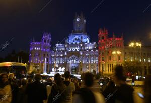 Iluminación con la bandera de Francia del Ayuntamiento de Madrid, tras los...