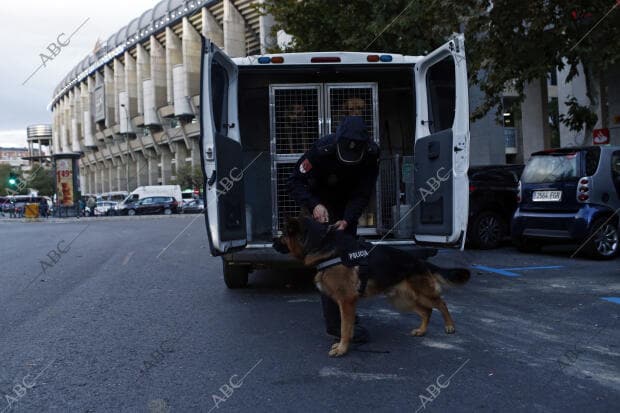 La Policía Nacional revisa las intermediaciones del estadio Santiago Bernabéu,...