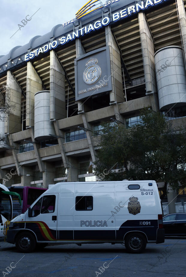 La Policía Nacional revisa las intermediaciones del estadio Santiago Bernabéu,...