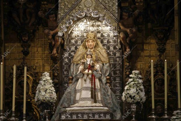 La Virgen de los Reyes luce restaurada en el altar de la Catedral