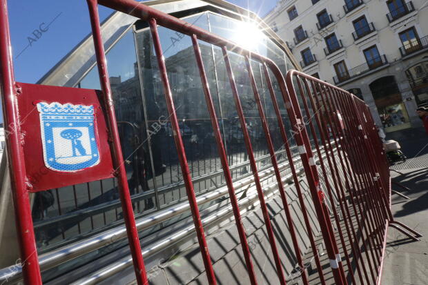 Vallas en el intercambiador de transportes de Metro y Renfe, en la Puerta del...