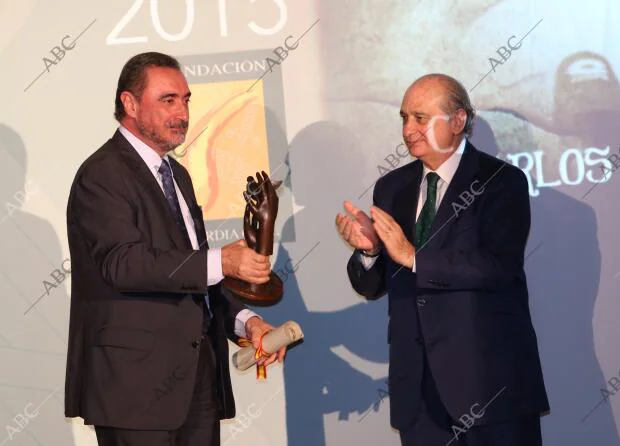 En la imagen, Carlos Herrera recibe su galardón de manos del ministro del...