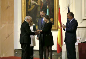 Entrega de las Medallas de oro A las Bella Artes por parte de los Reyes de...