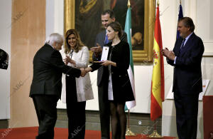 Entrega de las Medallas de oro A las Bella Artes por parte de los Reyes de...