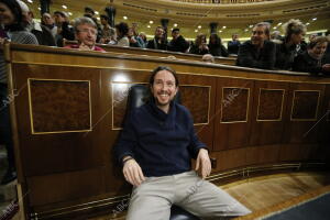 En la imagen, Pablo Iglesias sentado en el escaño azul del presidente del...