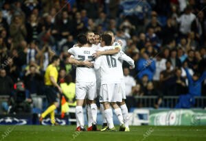 En la imagen, Benzema marca y celebra un gol