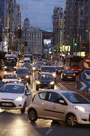 El tráfico en la gran Vía, con la iluminación de Navidad