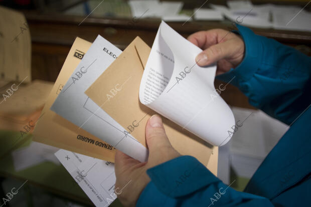 Votaciones un colegio electoral de Lavapiés, para las elecciones generales