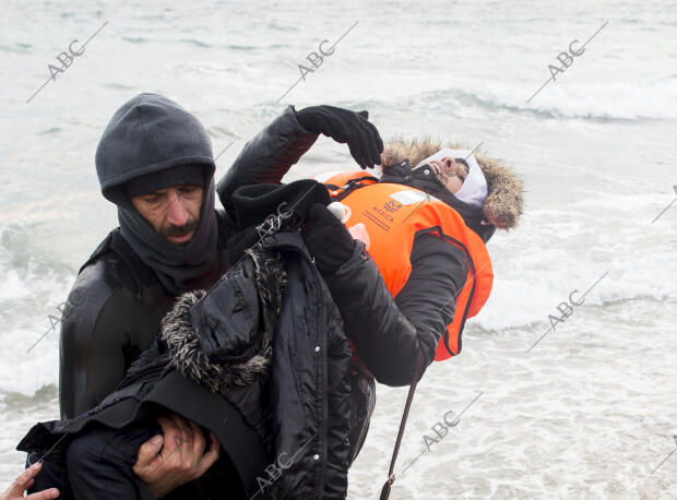 Llegada a las playas de Kratigos de refugiados procedentes de Turquía en balsas...