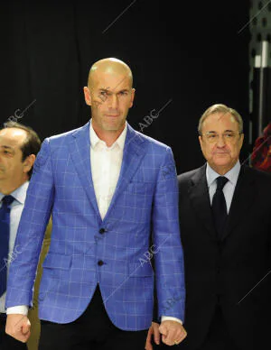 Rueda de prensa y presentación, en el estadio Santiago Bernabéu, de Zinedine...