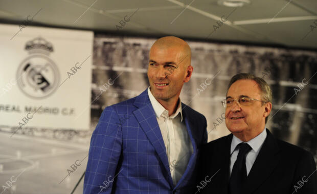 Rueda de prensa y presentación, en el estadio Santiago Bernabéu, de Zinedine...