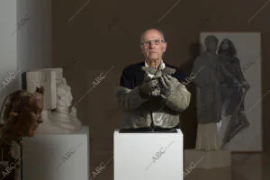 El escultor Julio López Hernández, en la Academia de las Artes de San Fernando,...