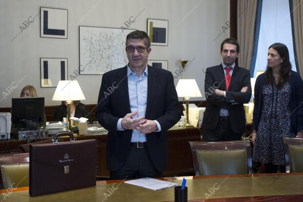 Patxi López recoge su acta de diputado en el Congreso de los Diputados: Isabel...