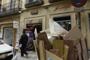 Basura en madrid en zonas comerciales En la imagen restos de obra en la calle...