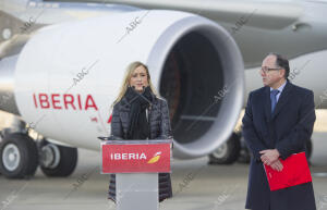 La presidenta de la Comunidad de Madrid, Cristina Cifuentes, presenta junto al...