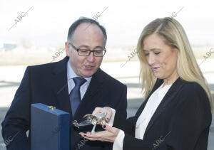 La presidenta de la Comunidad de Madrid, Cristina Cifuentes, presenta junto al...