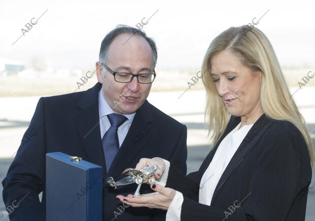 La presidenta de la Comunidad de Madrid, Cristina Cifuentes, presenta junto al...
