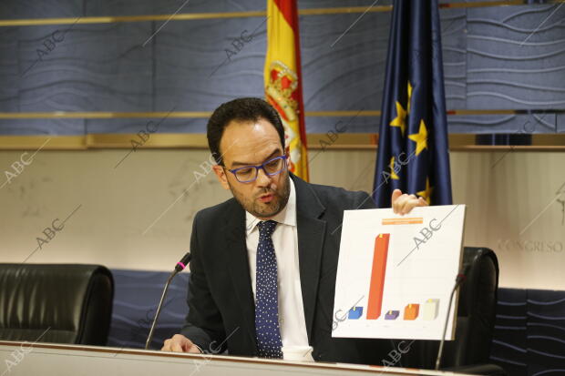 En la imagen, Antonio Hernando del PSOE en rueda de prensa