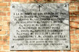 Tapia del cementerio antiguo de Carabanchel, dónde han vuelto a colocar la placa...