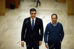 Pedro Sánchez camino a dar la rueda de prensa en el Congreso de los Diputados