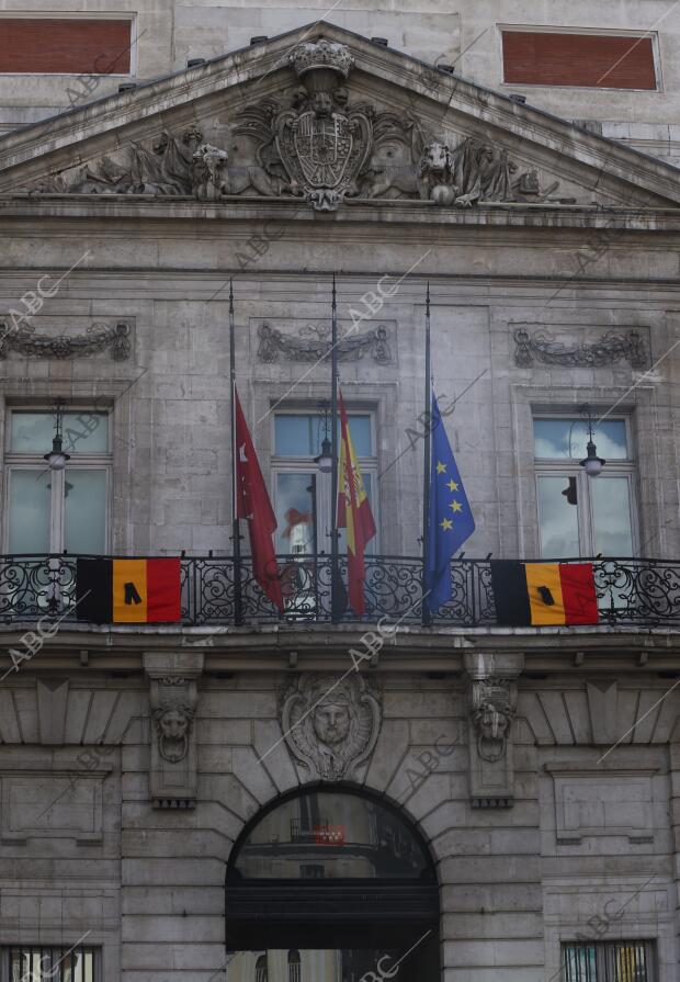 Banderas a media asta y de Bélgica, en la sede de la Comunidad de Madrid, tras...