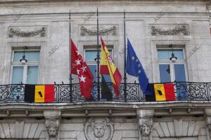 Banderas a media asta y de Bélgica, en la sede de la Comunidad de Madrid, tras...