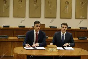 Firma del acuerdo de investidura entre Albert Rivera de Ciudadanos y Pedro...