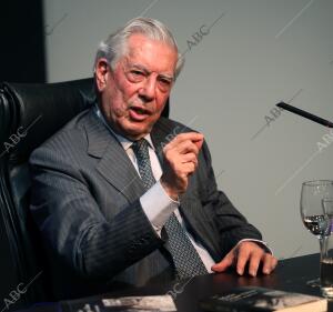 Rueda de prensa del escritor y premio Nobel, Mario Vargas Llosa, para presentar...