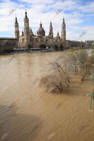 El río Ebro baja con una altura de 3,55 metros y un caudal de 1